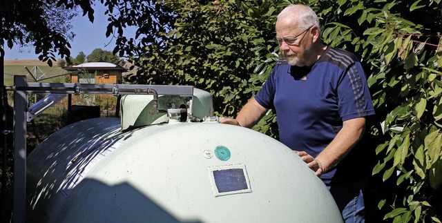 Klaus Gra heizt seit fast 30 Jahren m...in Tank steht im Garten seines Hauses.  | Foto: Esteban Waid