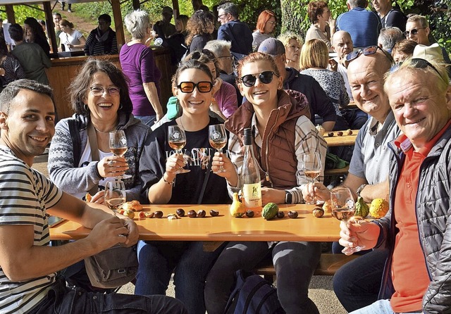 Vergngte Gste der Weinwanderung in Buchholz am Tag der Deutschen Einheit.   | Foto: Hubert Bleyer