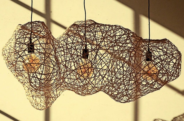 Franziska Wentz hat diese Rattanlampe entworfen.    | Foto: Katharina Fast
