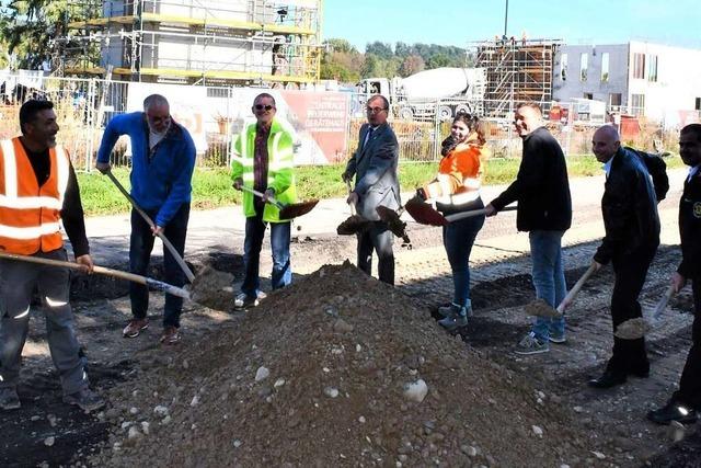 Ein alter Kreisel in Rheinfelden erhlt zwei neue Arme