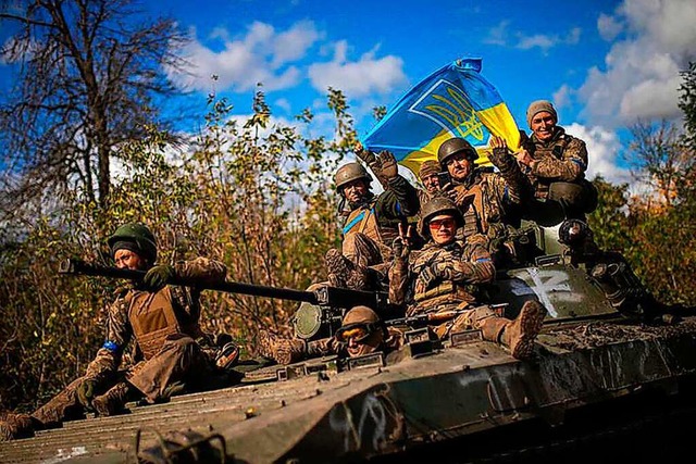 Ukrainische Soldaten fahren auf einem offenbar erbeuteten russischen Panzer.  | Foto: Francisco Seco (dpa)