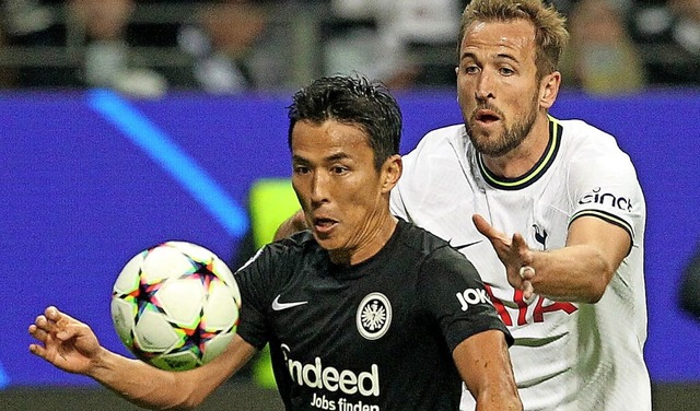 Makoto Hasebe im Zweikampf mit Harry Kane (rechts)  | Foto: DANIEL ROLAND (AFP)