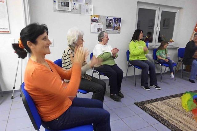 Der Sitztanz in Tegernau vermittelt Älteren Freude an Bewegung