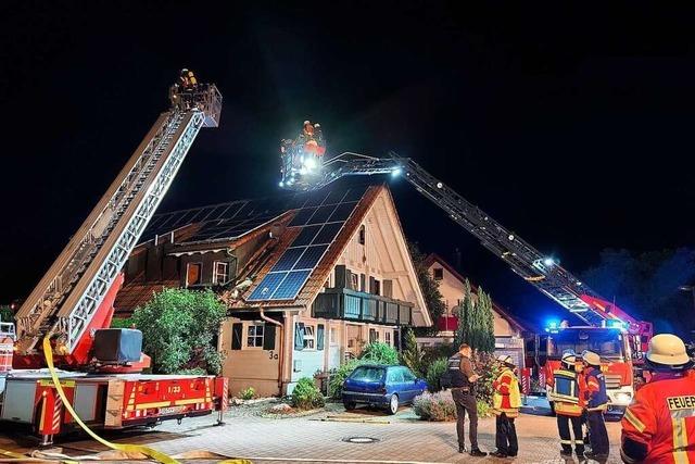 Polizist berichtet vor dem Landgericht Offenburg über Brandspuren an der Kleidung des Angeklagten