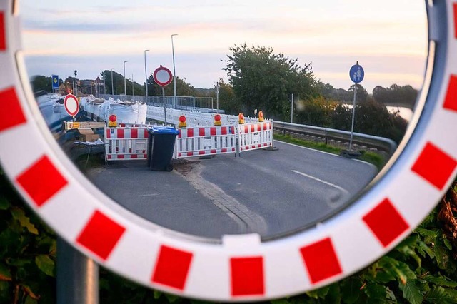 An der B34 wird gebaut (Symbolbild).  | Foto: Jonas Walzberg (dpa)