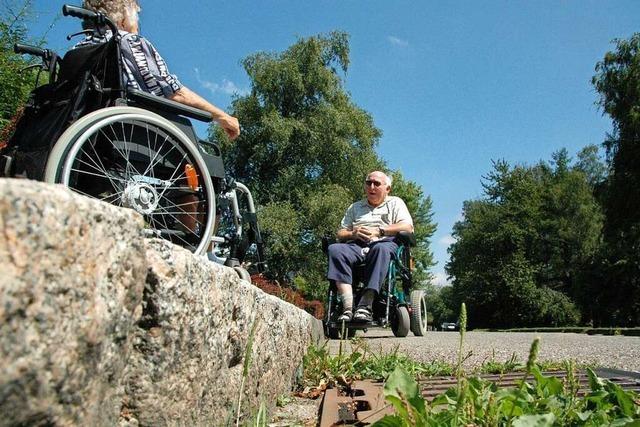 Senioren beklagen zu hohe Bordsteine in Wehr