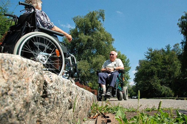 Fr Rollstuhlfahrer und Fugnger mit ... sind hohe Bordsteinkanten eine Hrde.  | Foto: Martina Proprenter