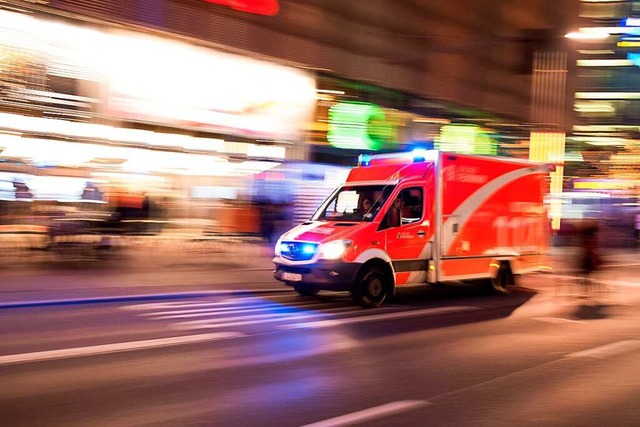 Der Rettungsdienst brachte den Verletzten ins Krankenhaus.  | Foto: Tobias Seeliger - stock.adobe.co