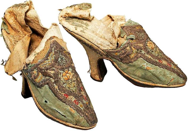 Nr. 633 Damenschuhe, Seide, Textil, Ho...775, die Patenschaft kostet 1500 Euro.  | Foto: Augustinermuseum