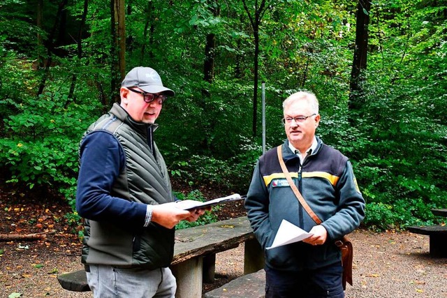 Hertens Ortsvorsteher Frank-Michael Li...er Gerd Fricker bei  der Waldbegehung.  | Foto: Heinz und Monika Vollmar
