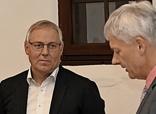 Peter Schalk (links) wird von Brgermeister Benitz verabschiedet.  | Foto: Hans-Peter Mller