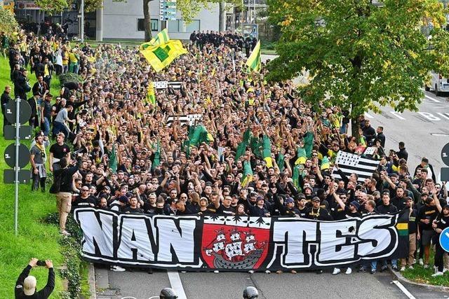 Fans des FC Nantes ziehen lautstark durch Freiburger Innenstadt zum Stadion