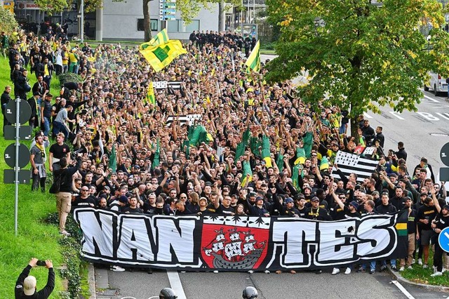 Fans vom Fuball-Club FC Nantes aus Fr...om Karlsplatz zum Europa-Park-Stadion.  | Foto: Thomas Kunz