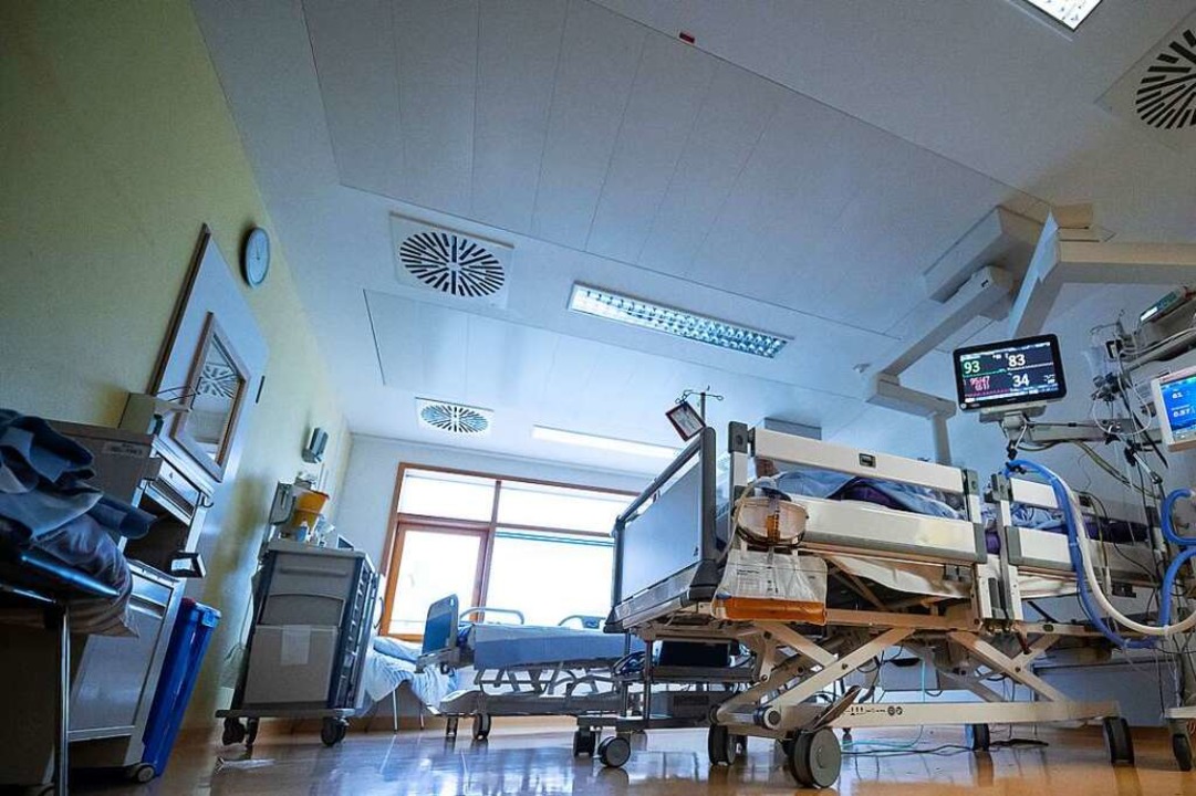 Ein Intensivbett, in dem ein Covid-19-...vstation des RKH Klinikum Ludwigsburg.  | Foto: Sebastian Gollnow (dpa)