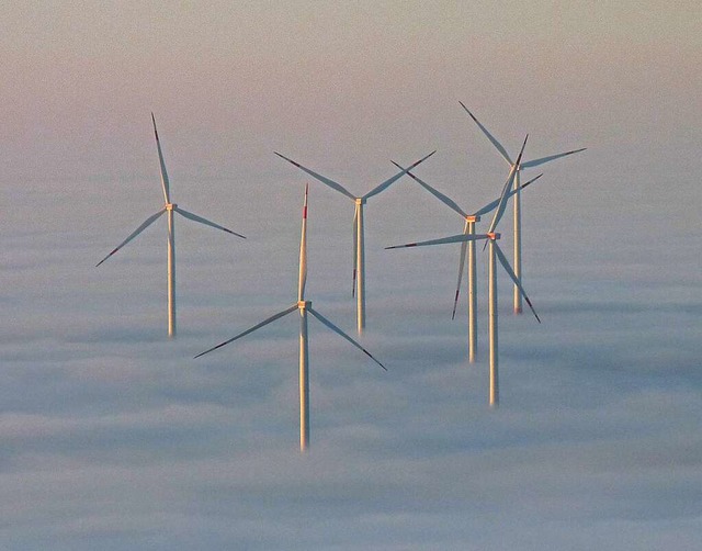 Das Bild zeigt die alten Windrder auf..., leistungsstrkere Anlagen entstehen.  | Foto: Uwe Lipp