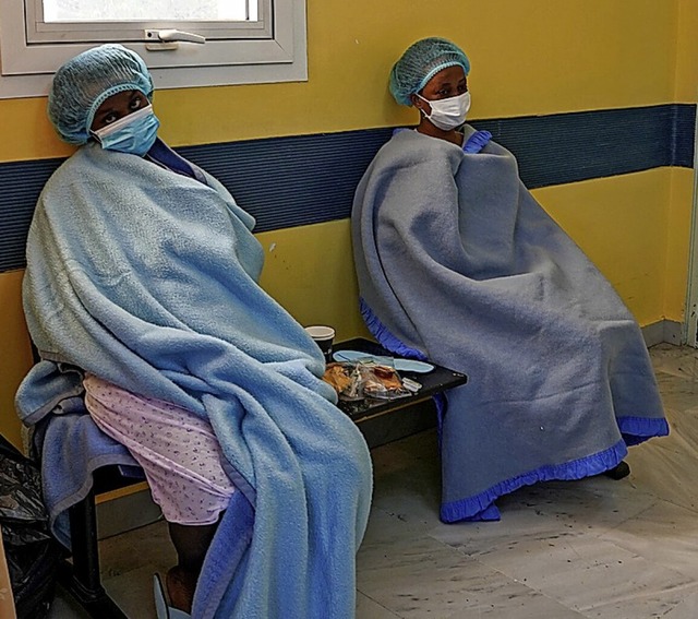 Zwei Migrantinnen sitzen nach ihrer Re...hllt in einem Krankenhaus auf Lesbos.  | Foto: Panagiotis Balaskas (dpa)