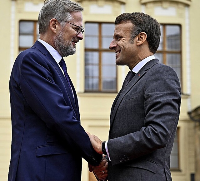 Der tschechische Ministerprsident Petr Fiala begrt Prsident Emmanuel Macron.  | Foto: Deml Ondej (dpa)