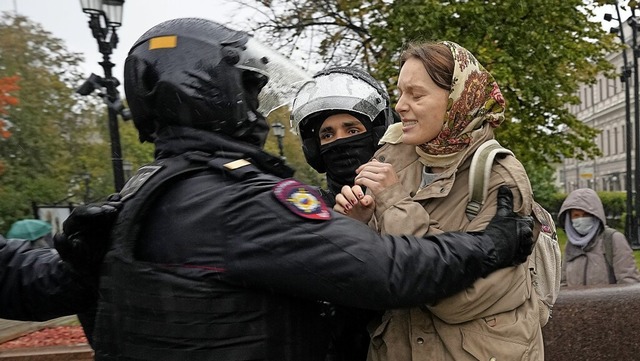 Eine Frau demonstriert in Moskau gegen die Teilmobilisierung.    | Foto: Uncredited (dpa)