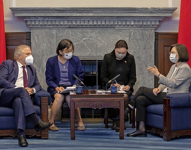 Klaus-Peter Willsch (links) im Gesprch mit Prsidentin Tsai Ing-wen  | Foto: Uncredited (dpa)