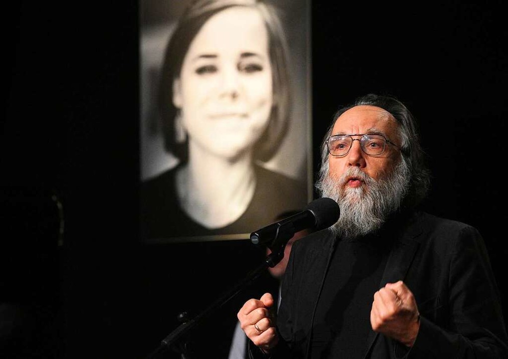 Der russische Ideologe Alexander Dugin...emonie für seine Tochter Daria Dugina.  | Foto: Dmitry Serebryakov (dpa)