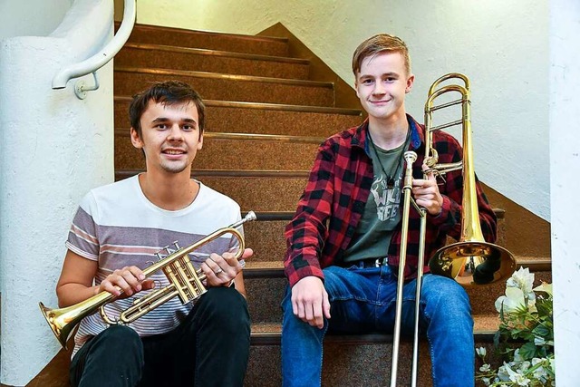 Jungmusiker Alessandro Haid (links) und Lukas Schlenker mit ihren Instrumenten  | Foto: Endrik Baublies