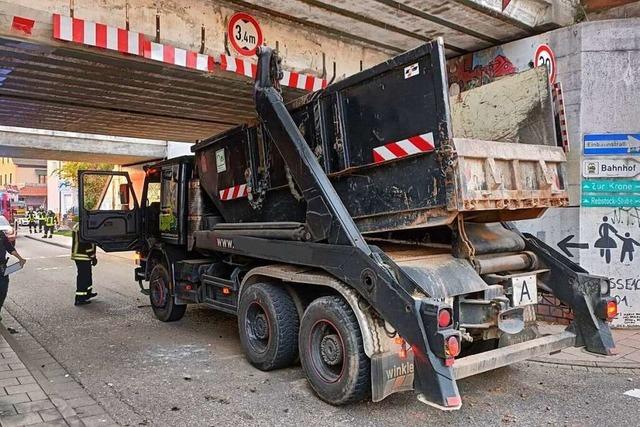 Lastwagen steckt unter Denzlinger Bahnbrücke fest