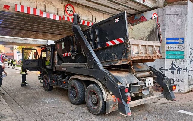 Steckengeblieben ist dieser Absetzkipper in Denzlingen  | Foto: Feuerwehr Denzlingen