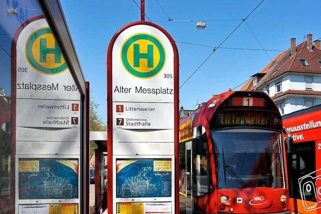 Radler rammt Stadtbahn in Freiburg-Wiehre und wird nur leicht verletzt