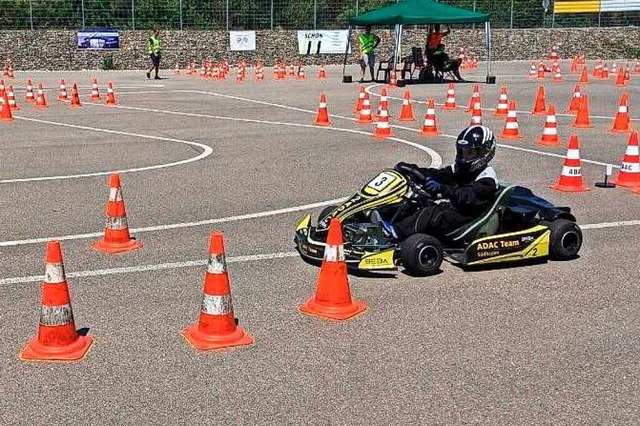 Jaron Sutter bei einer seiner Fahrten mit einem Kart.  | Foto: Privat