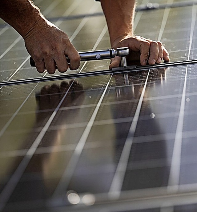 Eine Photovoltaikanlage wird installiert.   | Foto: Marijan Murat (dpa)