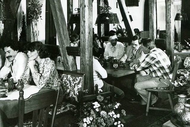 So sah es um 1980 im  Caf und Weinstu...oder andere bekannte Gesicht erkennen.  | Foto: Archiv Roland Weis