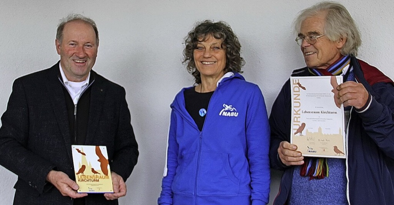 Pfarrer Alois Schuler (von links), Bea...engraben bei der bergabe der Plakette  | Foto: Andrea Hagemann-Raffs