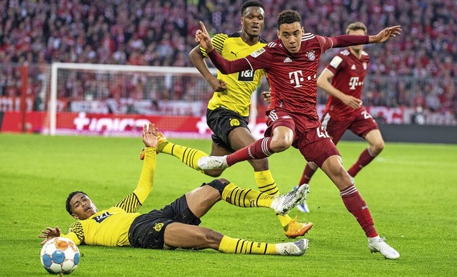 Der Dortmunder Spieler Jude Bellingham... Jamal Musiala (vorne rechts) stoppen.  | Foto: Matthias Balk (dpa)