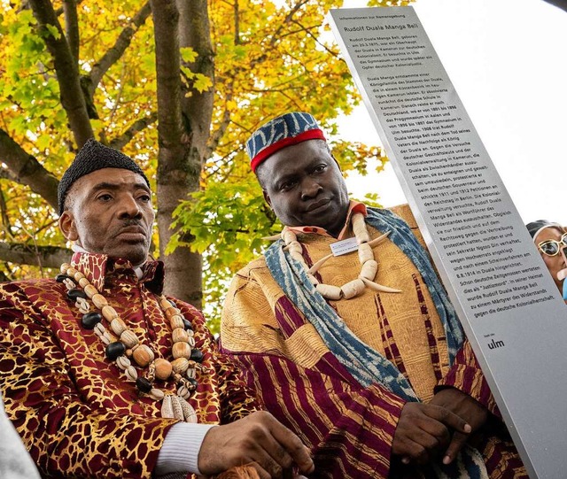 Knig Jean-Yves Eboumbou Douala Bell (...Knigs von Bangoua, neben einer Stele.  | Foto: Stefan Puchner (dpa)