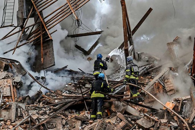 Ukraine, Saporischschja: Rettungskrft... durch Beschuss beschdigten Gebudes.  | Foto: - (dpa)