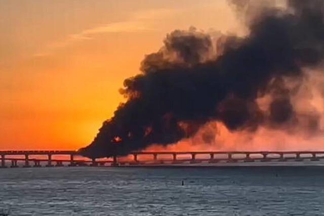 Russische Krim-Brücke nach Explosion schwer beschädigt