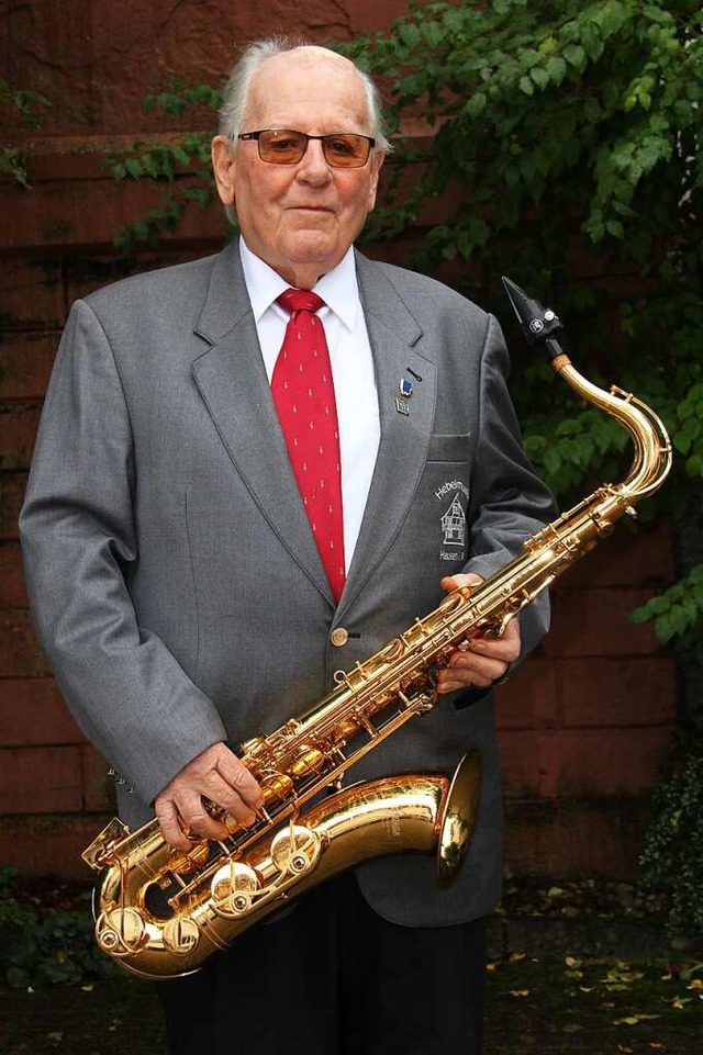Auch mit 83 Jahren spielt Dieter Brunn...Tenorsaxofon bei der Hebelmusik Hausen  | Foto: Wolfgang Kmereit