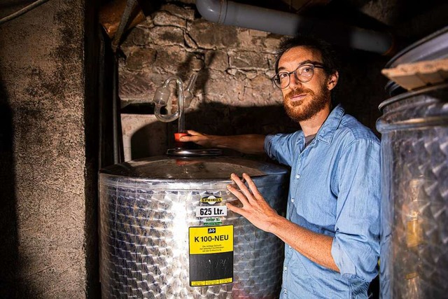 Jakob Hrl in seinem Keller, wo er den Cider macht  | Foto: Hubert Gemmert