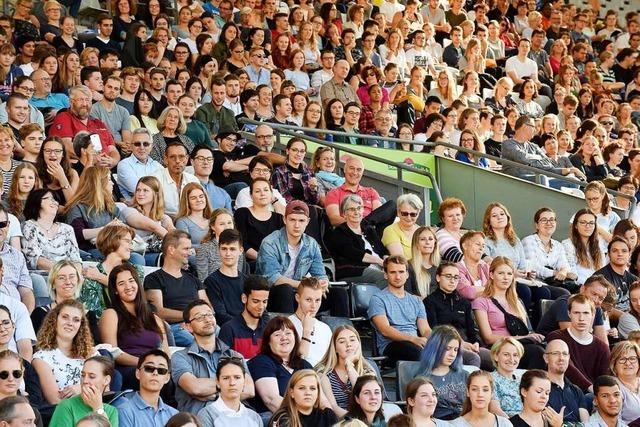 Erstsemester werden im Freiburger Stadion begrüßt