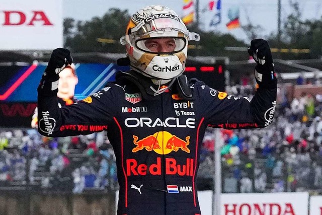 Max Verstappen aus den Niederlanden vom Team Red-Bull feiert seinen Sieg.  | Foto: Eugene Hoshiko (dpa)