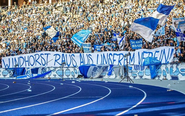 Was viele Hertha-Fans denken, ist auf diesem Transparent zu lesen.  | Foto: Andreas Gora (dpa)