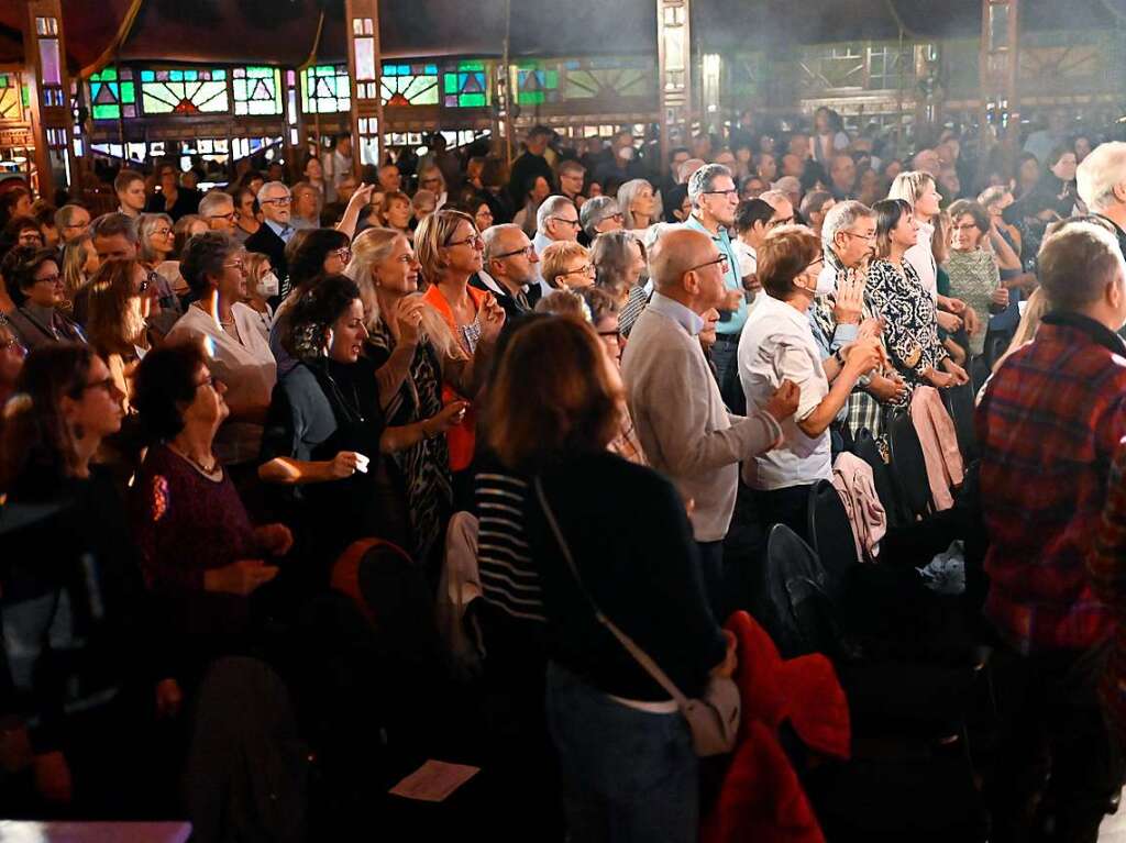 Lou’s The Cool Cats heizten das historische Spiegelzelt  am zweiten Abend, Samstag, 8. Oktober, mit Vintage Flavour, Swing, Pop und Rock’n’Roll mchtig ein.