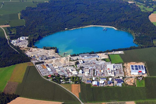 Bis in 100 Metern Tiefe schlummern noc...er dem Grund des Rimsinger Baggersees.  | Foto: Erich Meyer