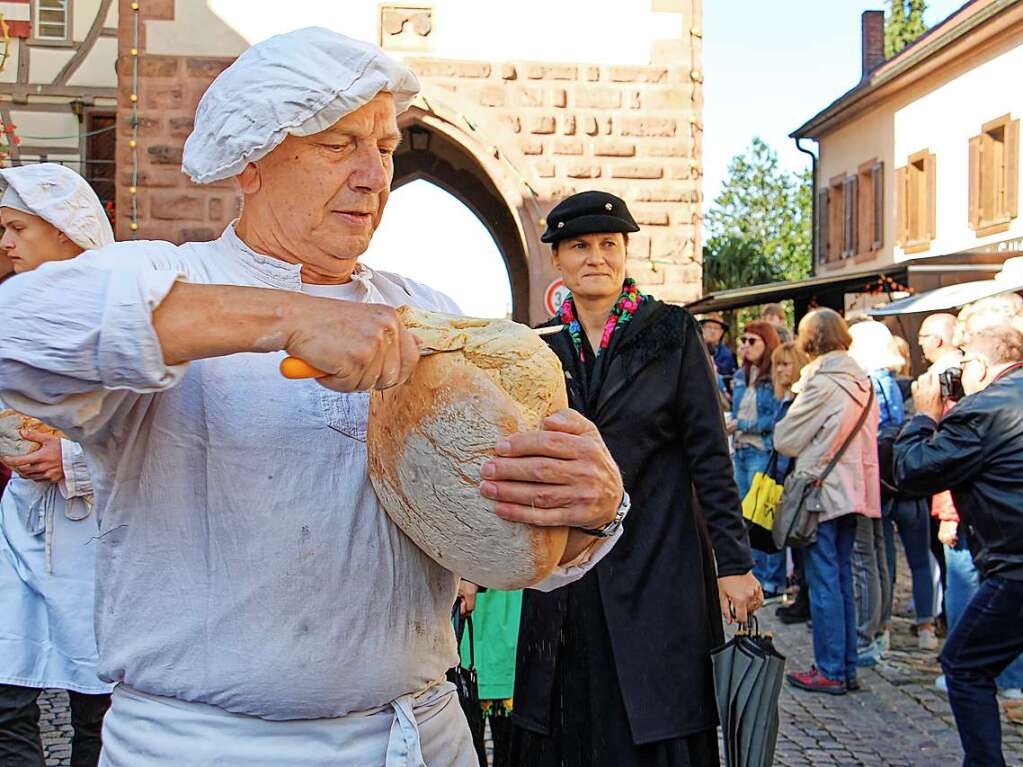 Kostprobe gefllig? Impressionen vom dritten "Alemannischen Brotmarkt" mit groem Festumzug am Wochenende in Endingen.