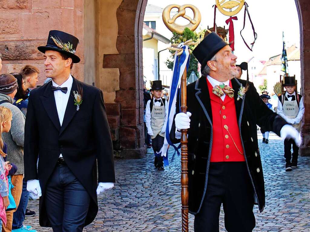 Brgermeister Tobias Metz (links) und Brotmarkt-Initiator Wolfgang Koch: Impressionen vom dritten "Alemannischen Brotmarkt" mit groem Festumzug am Wochenende in Endingen.