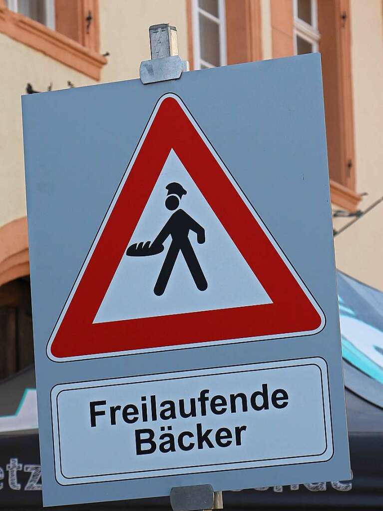 Etwas anderes „Warnschild“ am der Hauptstrae :  Impressionen vom dritten "Alemannischen Brotmarkt" mit groem Festumzug am Wochenende in Endingen.