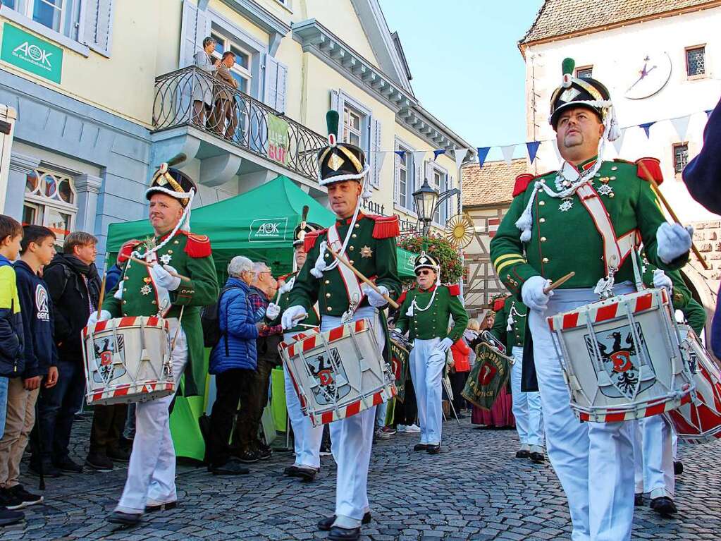 Der Fanfarenzug der Brgergarde Gengenbach: Impressionen vom dritten "Alemannischen Brotmarkt" mit groem Festumzug am Wochenende in Endingen.