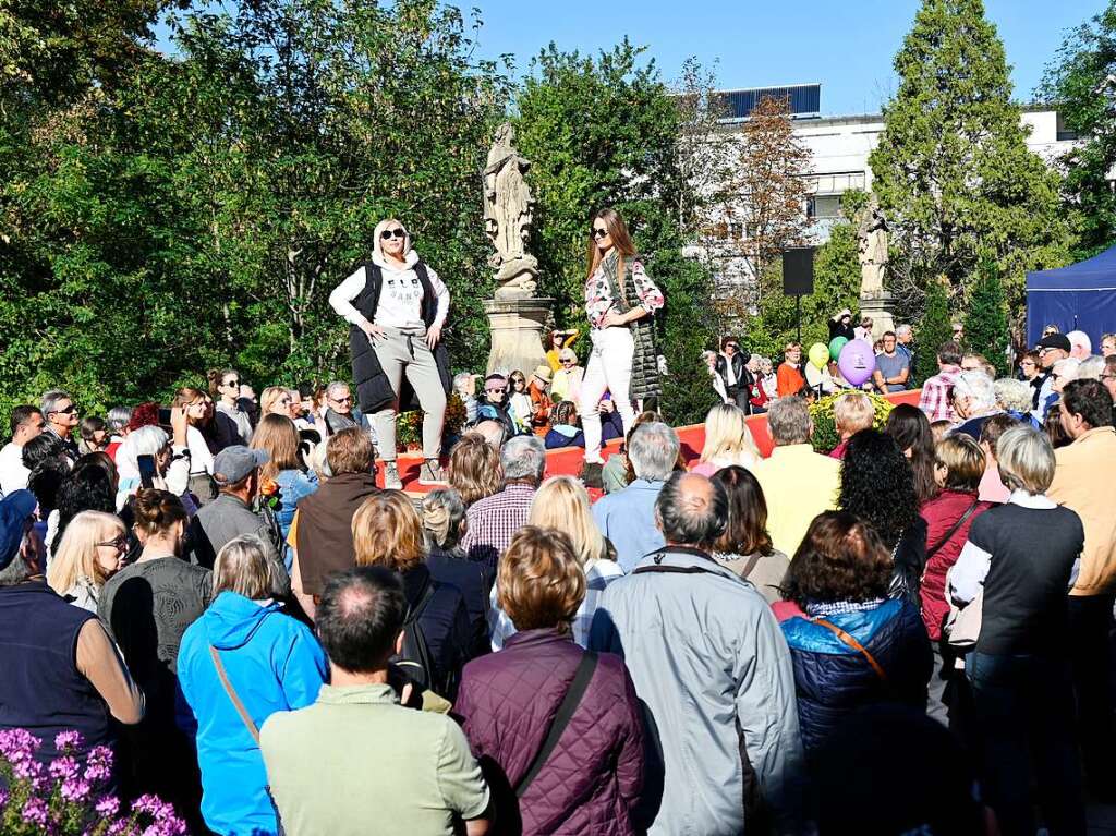 Bei perfektem Herbstwetter wird der verkaufsoffene Sonntag in Bad Krozingen zum vollen Erfolg. Mode- und Autoschauen, Spiele fr die Kinder, kulinarische Angebote, Live-Musik und Sonderangebote locken die Besucher in Scharen.