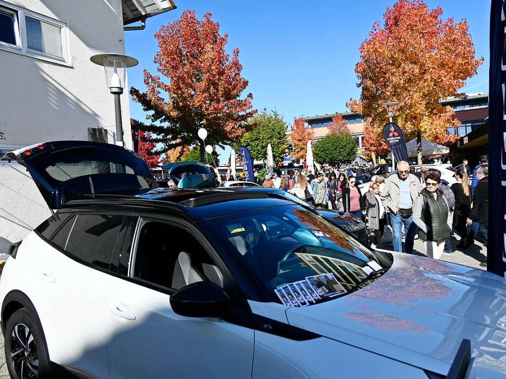 Bei perfektem Herbstwetter wird der verkaufsoffene Sonntag in Bad Krozingen zum vollen Erfolg. Mode- und Autoschauen, Spiele fr die Kinder, kulinarische Angebote, Live-Musik und Sonderangebote locken die Besucher in Scharen.