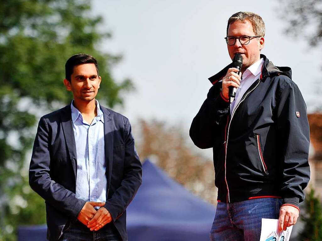 Bei der von Gewerbeverbandsvize Stefan Ltten (rechts) wie immer versiert moderierten Modeschau stellte sich Bad Krozingens neuer Wirtschaftsfrderer  Kevin Spth vor.